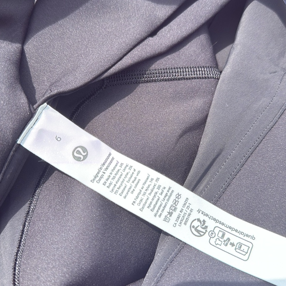 Lululemon Cut-Out Waist High-Rise Train Tight 25"
Black size 6 NWT - Picture 4 of 6